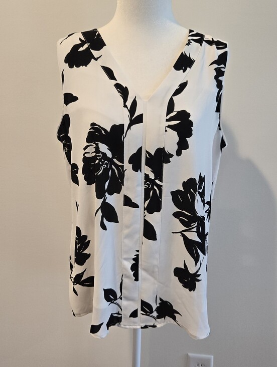 White House Black Market Tops - WHBM Sleeveless V-Neck Floral Shell Top - Black & White - Size 6